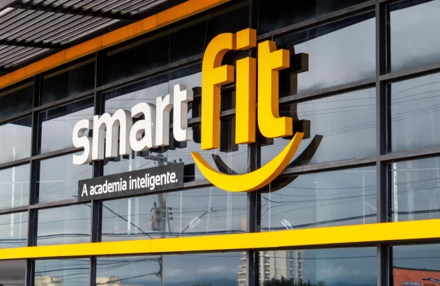 Letreiro em fachada da rede de academias SmartFit
