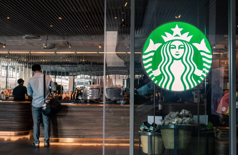 Cliente sendo atendido no balcão de uma unidade da Starbucks