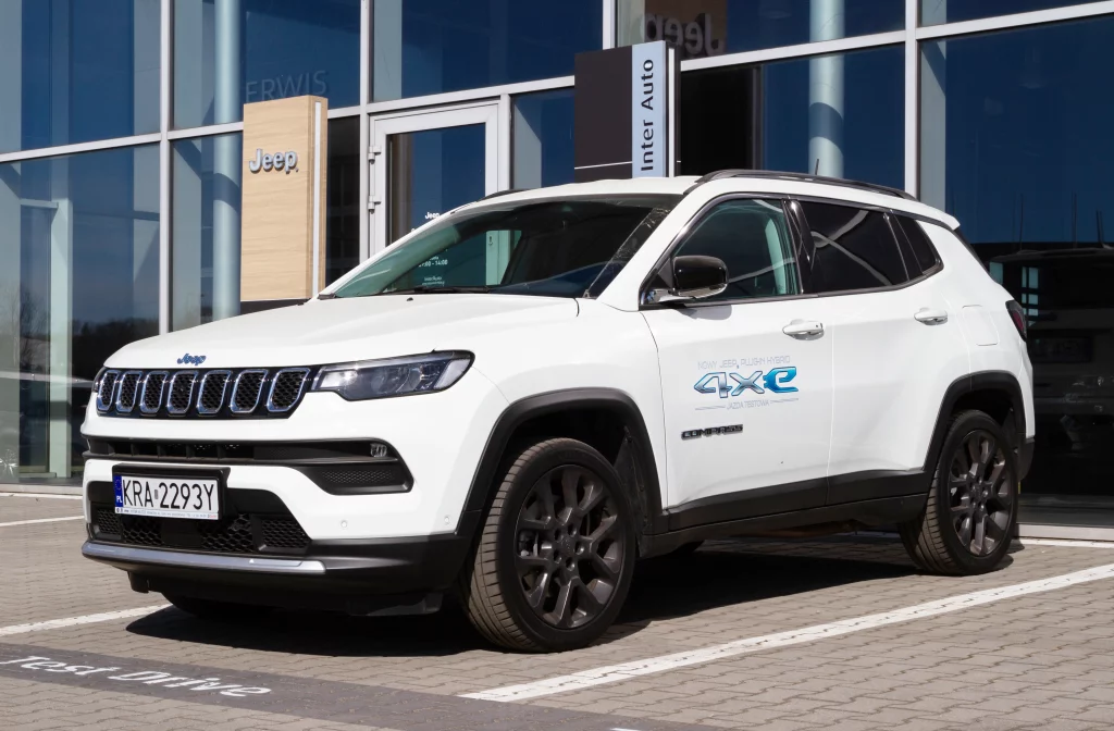 Jeep Compass 4xe Plug In Hybrid, carro SUV crossover compacto em frente ao prédio da concessionária. 27 de março de 2022 (Cracóvia, Polônia); carro híbrido; Jeep; Stellantis