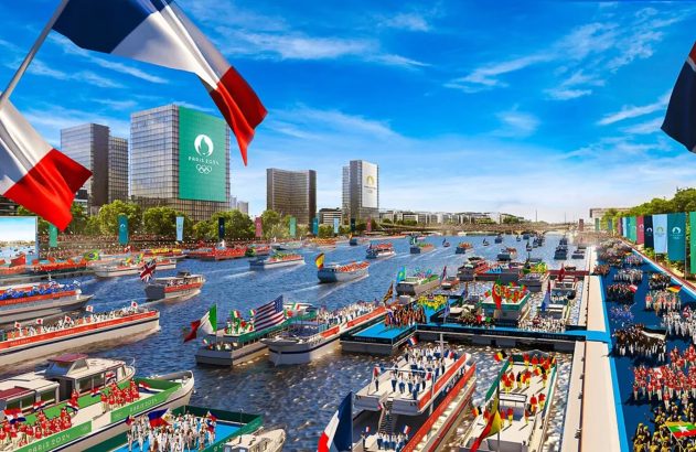 Abertura Olímpica Paris 2024: desfile de barcos no rio, pessoas nas margens e bandeiras nacionais.