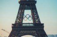 Torre Eiffel com aneis olímpicos - Olimpíadas Paris 2024