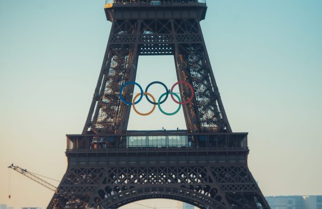 Torre Eiffel com aneis olímpicos - Olimpíadas Paris 2024