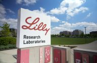 Fachada da Eli Lilly, que está em uma placa branca com letras vermelhas