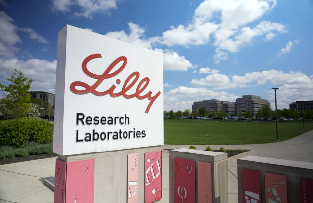 Fachada da Eli Lilly, que está em uma placa branca com letras vermelhas
