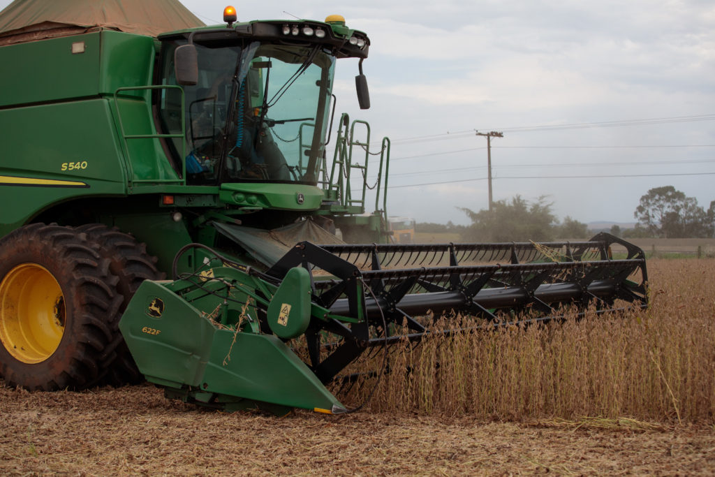 Colheitadeira John Deere S540 verde com plataforma 622F colhendo soja.