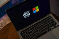 Logos OpenAI e Microsoft exibidos na tela de um notebook MacBook Pro.