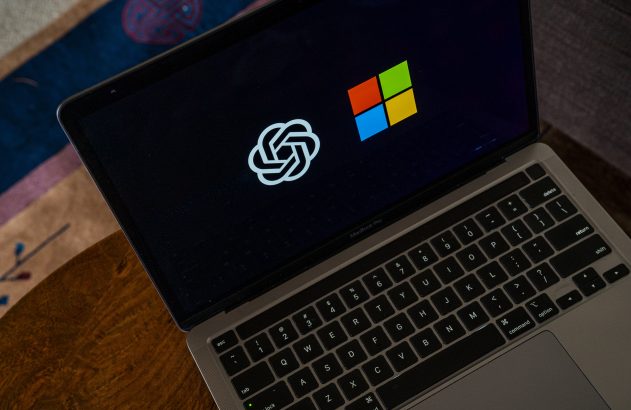 Logos OpenAI e Microsoft exibidos na tela de um notebook MacBook Pro.