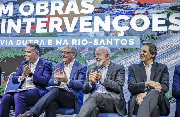 São José dos Campos (SP), 19.07.2024 - Presidente da República, Luiz Inácio Lula da Silva, durante cerimônia de anúncio de investimentos para execução de obras e intervenções na Via Dutra e Rio-Santos, no Hotel Nacional Inn. Na foto (da esquerda para a direita): Ministro dos Transportes, Renan Filho; Vice-Presidente da República e Ministro do Desenvolvimento, Indústria, Comércio e Serviços, Geraldo Alckmin; Presidente da República, Luiz Inácio Lula da Silva e o ministro da Fazenda Fernando Haddad. Foto: Ricardo Stuckert/PR