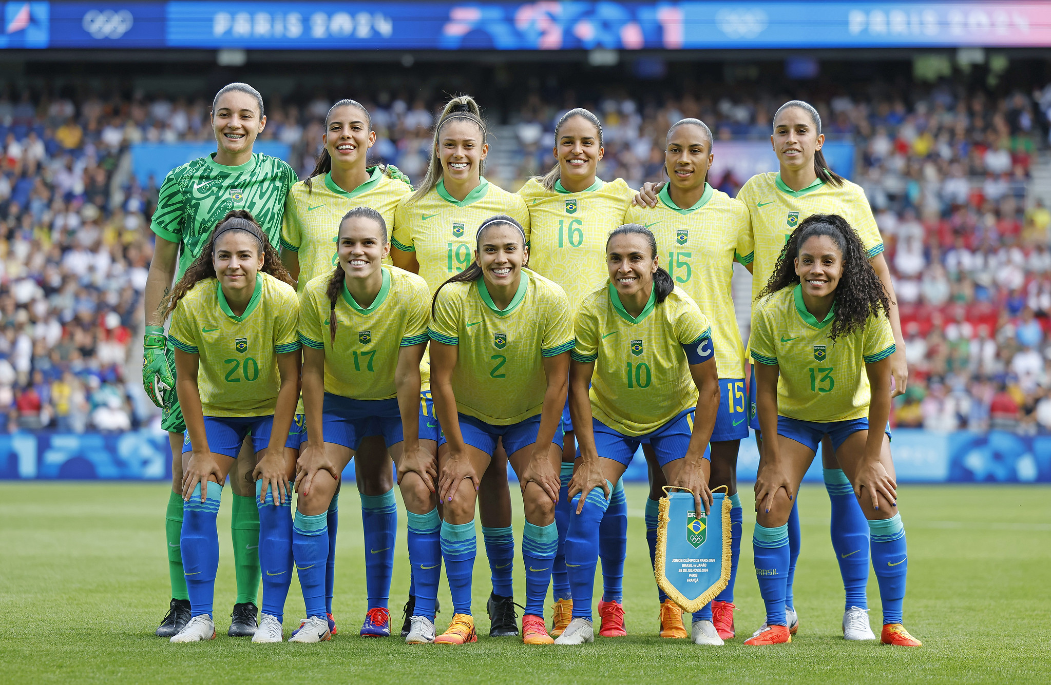 Jogadoras do Brasil em foto de equipe nos Jogos Olímpicos de Paris 2024.