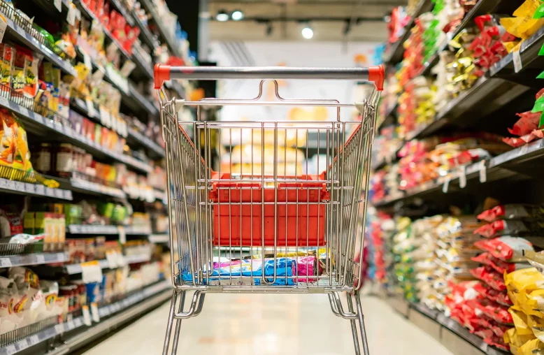 Carrinho no meio de um corredor de supermercado; varejo; alimentos; inflação