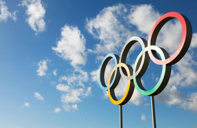 LONDRES, Reino Unido - 15 de fevereiro de 2018: O símbolo olímpico, composto por cinco anéis coloridos interligados, sob um céu azul