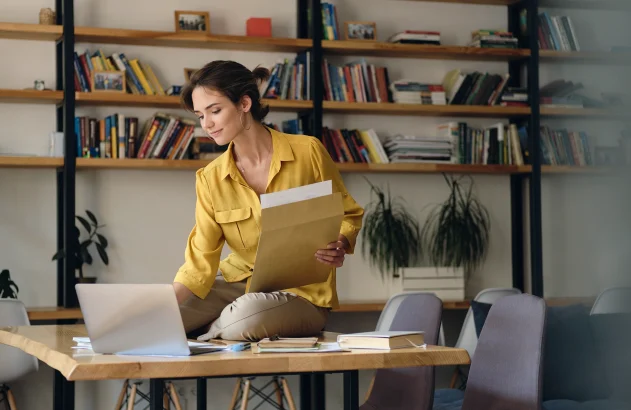 Mulher trabalhando com laptop; trabalho; home office; empreendedorismo