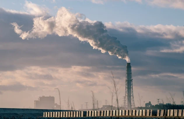 Vista de usina termelétrica; energia