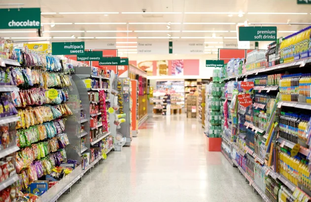 Corredor do supermercado com prateleiras de doces e bebidas