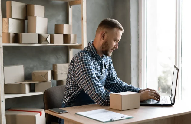 Homem trabalhando em centro de distribuição de e-commerce