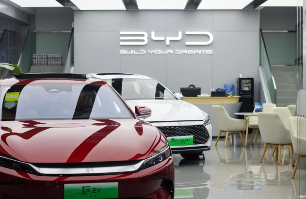 Pequim, China - 17 de julho de 2023: O sedã híbrido plug-in BYD Qin Plus DM-i e o sedã totalmente elétrico Han são exibidos em uma loja BYD em Pequim, China. A BYD é a maior fabricante de veículos de energia nova (NEV) da China.