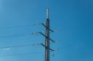 Poste de alta tensão integrado com antena para telecomunicações; energia; eletricidade