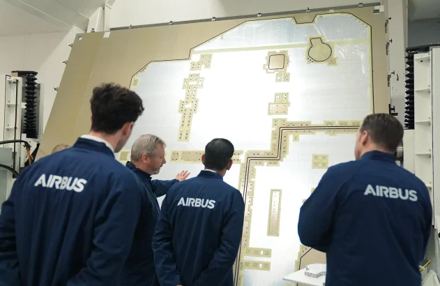 O primeiro-ministro Rishi Sunak (C) visualizando um painel de uma espaçonave durante uma visita à fábrica da Airbus em 26 de abril de 2024 em Stevenage, Inglaterra. (Foto: Jacob King - WPA Pool/Getty Images)