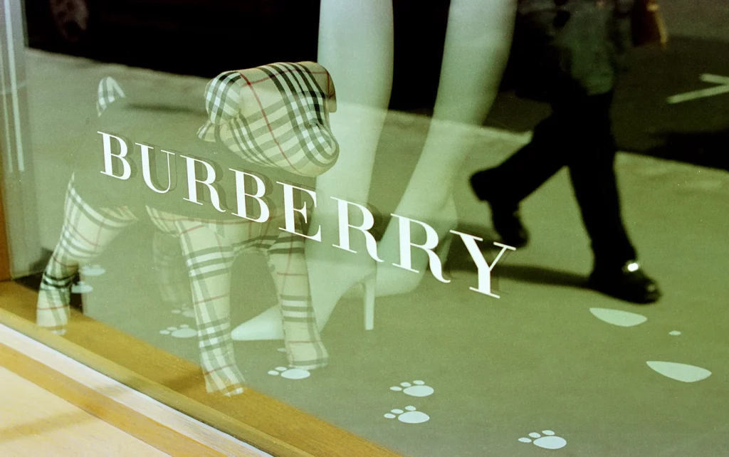 Uma vitrine reflete um transeunte na loja de roupas Burberry em 26 de abril de 2001, na New Bond Street, em Londres, Inglaterra. (Foto: Sion Touhig/Newsmakers)