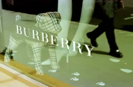 Uma vitrine reflete um transeunte na loja de roupas Burberry em 26 de abril de 2001, na New Bond Street, em Londres, Inglaterra. (Foto: Sion Touhig/Newsmakers)