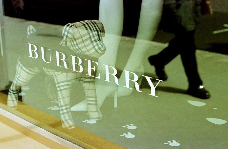 Uma vitrine reflete um transeunte na loja de roupas Burberry em 26 de abril de 2001, na New Bond Street, em Londres, Inglaterra. (Foto: Sion Touhig/Newsmakers)