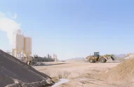 Escavadeira em uma fábrica de cimento