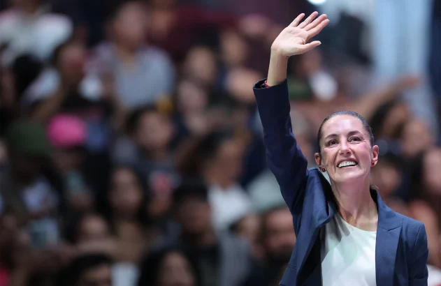 A presidente eleita Claudia Sheinbaum da coalizão Sigamos Haciendo Historia acena para seus apoiadores na Arena México em 8 de junho de 2024 no México Cidade, México. (Foto: Heitor Vivas/Getty Images)