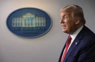 O presidente Donald Trump fala durante uma entrevista coletiva na Sala de Briefing de Imprensa James Brady da Casa Branca, em 10 de agosto de 2020, em Washington, DC. Trump foi brevemente evacuado da sala durante sua entrevista coletiva devido a um relato de tiro perto da Casa Branca. (Foto: Alex Wong/Getty Images)