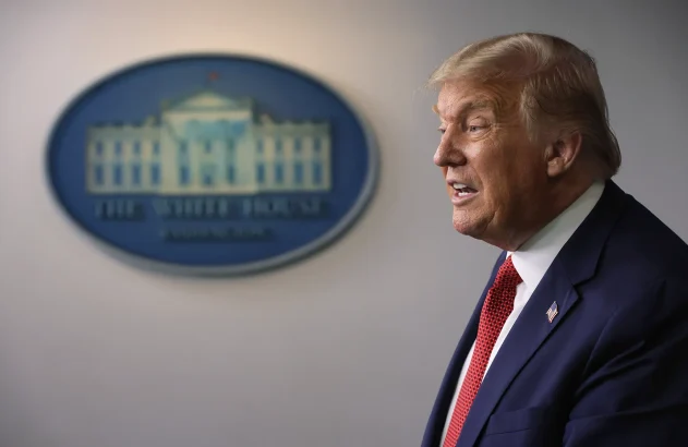 O presidente Donald Trump fala durante uma entrevista coletiva na Sala de Briefing de Imprensa James Brady da Casa Branca, em 10 de agosto de 2020, em Washington, DC. Trump foi brevemente evacuado da sala durante sua entrevista coletiva devido a um relato de tiro perto da Casa Branca. (Foto: Alex Wong/Getty Images)