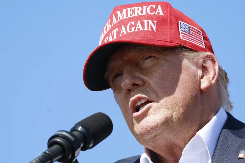 Candidato presidencial republicano, o ex-presidente dos EUA Donald Trump fala durante um comício em Greenbrier Farms em 28 de junho de 2024 em Chesapeake, Virgínia. Na noite anterior, Trump e o presidente dos EUA, Joe Biden, participaram do primeiro debate presidencial da campanha de 2024. (Foto: Anna Moneymaker/Getty Images)