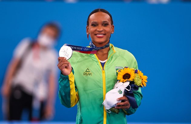 A atleta brasileira Rebeca Andrade conquista a medalha de prata na ginástica no Ariake Gymnastics em Tóquio