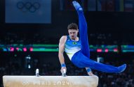 Ginasta brasileiro estende perna no ar ao realizar movimento no cavalo com alças, Paris 2024.