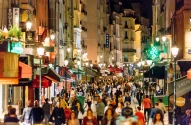 Pedestres caminham pela Rue Montorgueil, com vários restaurantes e intensa vida noturna. Paris, França. Foto: Alexander Spatari/Getty Images