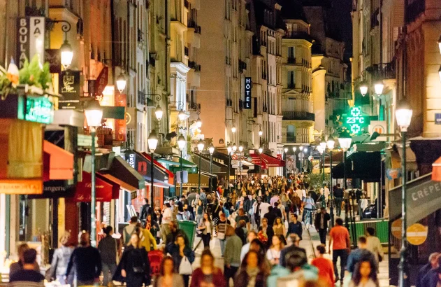 Pedestres caminham pela Rue Montorgueil, com vários restaurantes e intensa vida noturna. Paris, França. Foto: Alexander Spatari/Getty Images