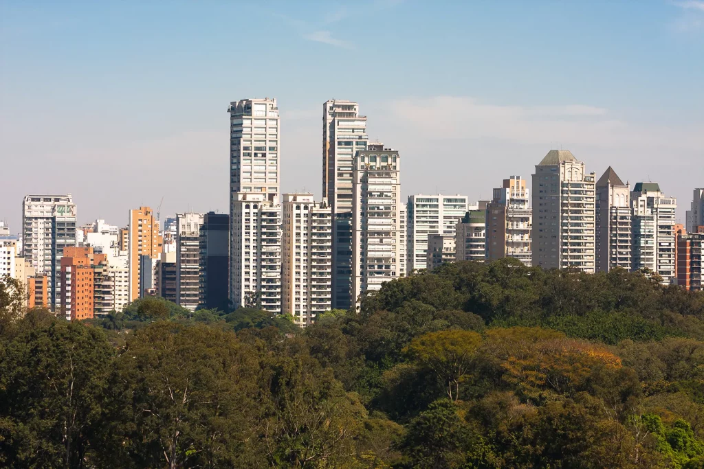 Prédios de apartamentos próximos ao Parque do Ibirapuera, em São Paulo (SP)