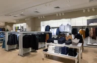 Loja de roupas masculinas dentro de um shopping; varejo; consumo; vestuário; compras