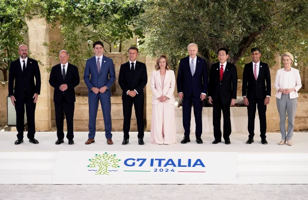 Conselho Europeu, Charles Michel, o chanceler alemão Olaf Scholz, o primeiro-ministro canadense Justin Trudeau, o presidente francês Emmanuel Macron, o primeiro-ministro italiano Giorgia Meloni, o presidente dos EUA Joe Biden, o primeiro-ministro japonês Fumio Kishida, o primeiro-ministro britânico Rishi Sunak e a presidente da Comissão Europeia Ursula von der Leyen posam para uma foto de família durante uma cerimônia de boas-vindas no primeiro dia da 50ª cúpula do G7 em Borgo Egnazia, em 13 de junho de 2024, em Fasano, Itália