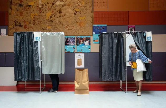Uma mulher vota no segundo turno das eleições parlamentares de 7 de julho de 2024 em Paris, França. Esperava-se que o partido Reunião Nacional tivesse um forte desempenho na segunda volta das eleições legislativas francesas, que foram convocadas pelo presidente francês no mês passado, depois de o seu partido ter tido um fraco desempenho nas eleições europeias. (Foto: Carl Court/Getty Images)