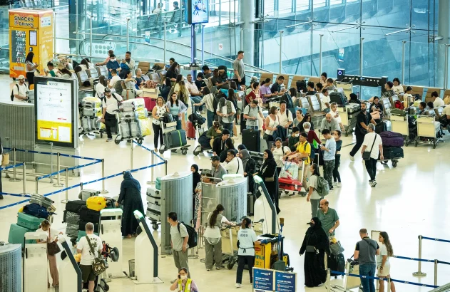 Passageiros fazem fila no aeroporto de Suvarnabhumi enquanto uma interrupção global de TI causada por uma interrupção da Microsoft e um problema de TI da Crowdstrike se combinam e afetar os usuários de vários países. Foto: Mailee Osten-Tan/Getty Images