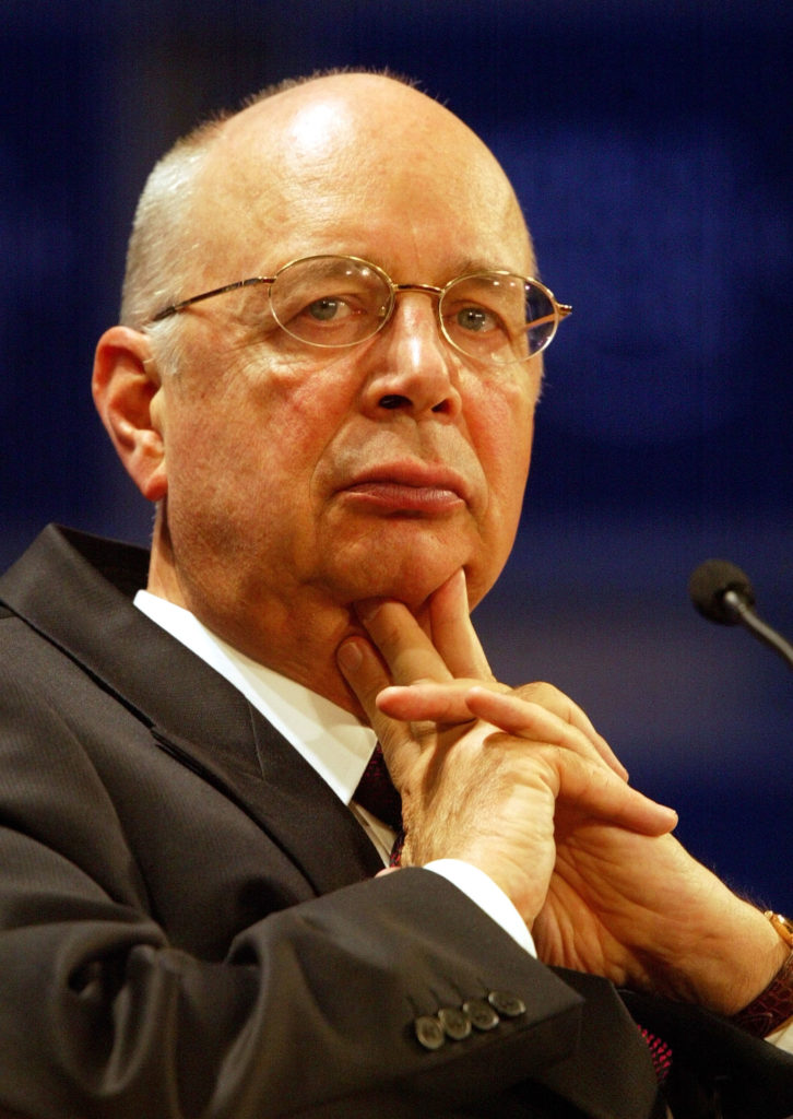O professor Klaus Schwab, fundador e presidente do Fórum Econômico Mundial, ouve durante a sessão "For Hope" da 32ª Reunião Anual do Fórum Econômico Mundial, em 31 de janeiro de 2002, no hotel Waldorf-Astoria, na cidade de Nova York.