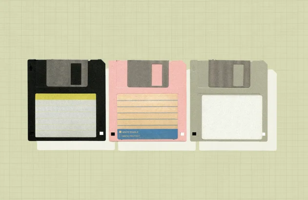 Montagem com 3 disquetes de cores diferentes