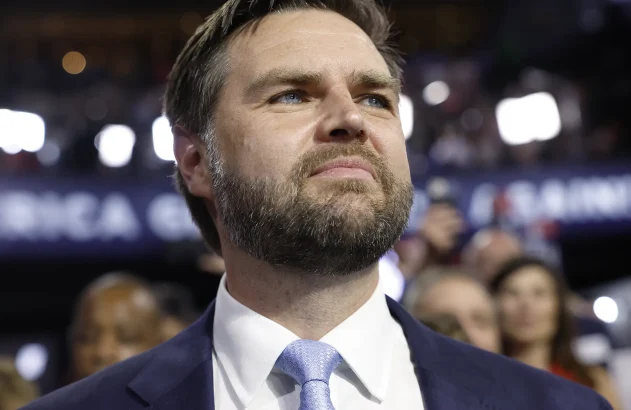 A escolha de Trump para vice-presidente, o senador dos EUA J.D. Vance (R-OH), chega no primeiro dia da Convenção Nacional Republicana no Fórum Fiserv em 15 de julho de 2024 em Milwaukee, Wisconsin.