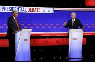 O presidente dos EUA, Joe Biden (R), e o candidato presidencial republicano, o ex-presidente dos EUA, Donald Trump, participam do debate presidencial da CNN nos estúdios da CNN em 27 de junho de 2024 em Atlanta, Geórgia