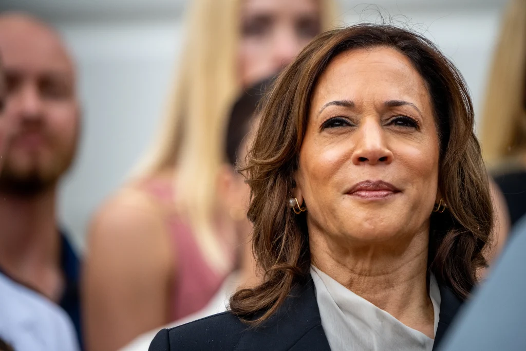 WASHINGTON, DC - 22 DE JULHO: A vice-presidente dos EUA, Kamala Harris, comparece à celebração do campeonato de equipes da NCAA no gramado sul da Casa Branca em 22 de julho de 2024 em Washington, DC. (Foto de Andrew Harnik/Getty Images)