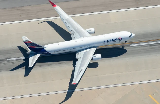 Vista aérea do Boeing 767 CC-CXE da LATAM Airlines partindo do aeroporto LAX com destino a Santiago (SCL), Chile.