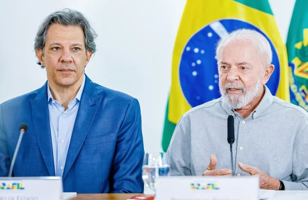 O presidente da República, Luiz Inácio Lula da Silva, e o ministro da Fazenda, Fernando Haddad durante reunião com Prefeitos do Rio Grande do Sul, no Palácio do Planalto. Brasília - DF.  (Foto: Ricardo Stuckert/Agência Brasil)