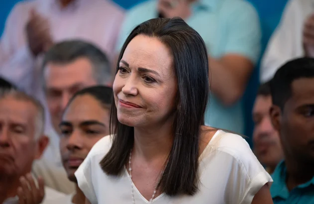 CARACAS, VENEZUELA - 26 DE MARÇO: A líder da oposição Maria Corina Machado fala durante uma entrevista coletiva após a candidata Corina Yoris ter sido impedida de se registrar para as eleições presidenciais de julho de 2024 na Quinta El Bejuca em 26 de março de 2024 em Caracas, Venezuela. Corina Yoris, que foi nomeada pela aliança Plataforma Unitaria Democratica para substituir o candidato banido Machado, relatou que não conseguiu acessar o site do conselho eleitoral para registrar sua candidatura. (Foto de Gaby Oraa/Getty Images)