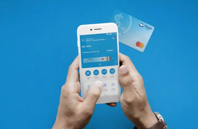 Visualização do aplicativo e do cartão de crédito do Mercado Pago