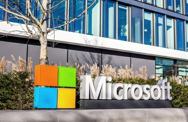 Logotipo da Microsoft em fachada de prédio da companhia, Munique, Alemanha. Foto: Adobe Stock Photo