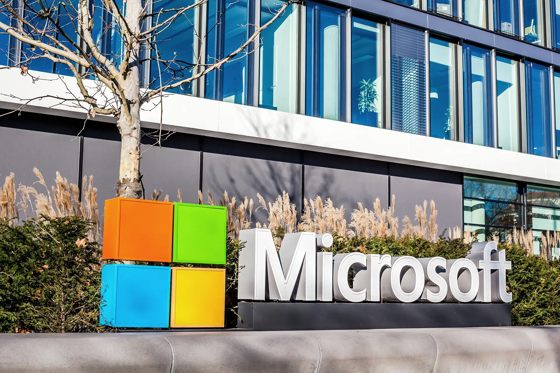 Logotipo da Microsoft em fachada de prédio da companhia, Munique, Alemanha. Foto: Adobe Stock Photo